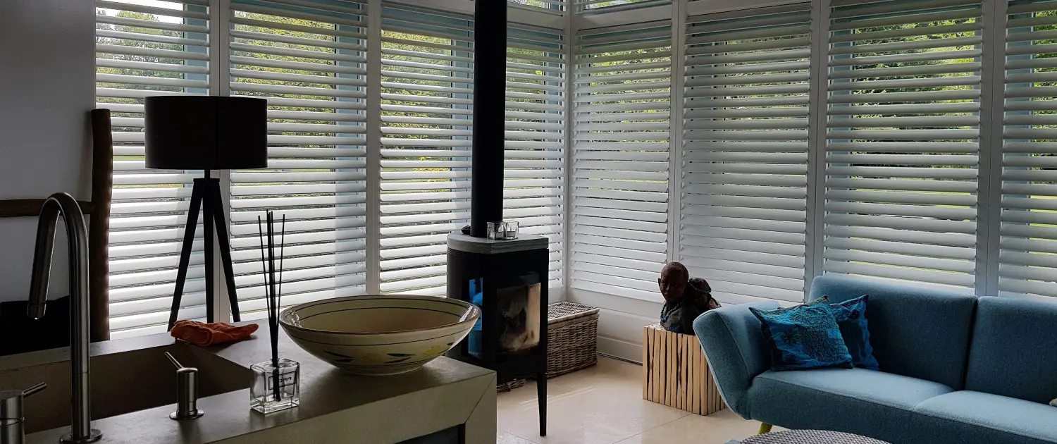 witte shutters binnen